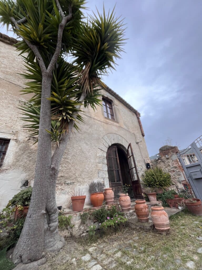 Entrada de la masía catalana del Restaurant L’Antigó en Teià, Maresme, Barcelona