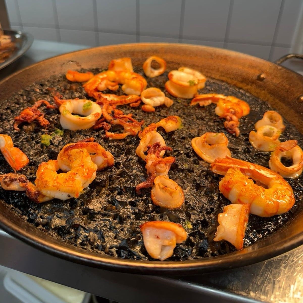 Arròs negre amb gambots, sèpia i calamar